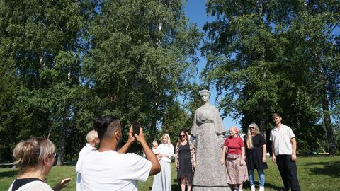 KAASATUD KA KUULSUSED ⟩ Obinitsa kogukond püüab uusi õpetajaid lõbusa videoklipiga