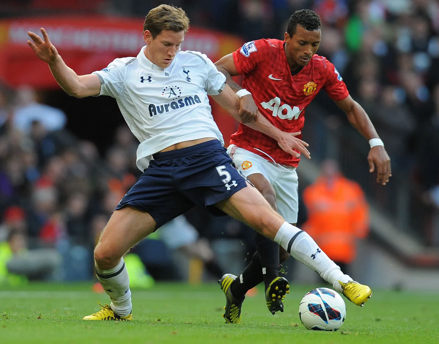 Tottenham Hotspuri kaitsja Jan Vertonghen (vasakul) ja Manchester Unitedi poolkaitsja Nani.