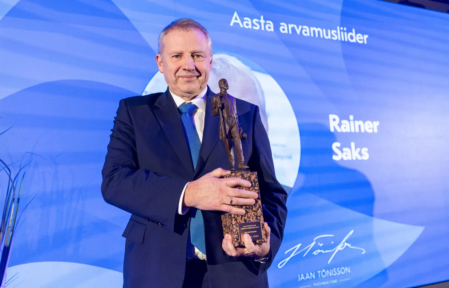 Postimehe arvamusliider Rainer Saks Jaan Tõnissoni kujuga.
Foto Tairo Lutter, Postimees