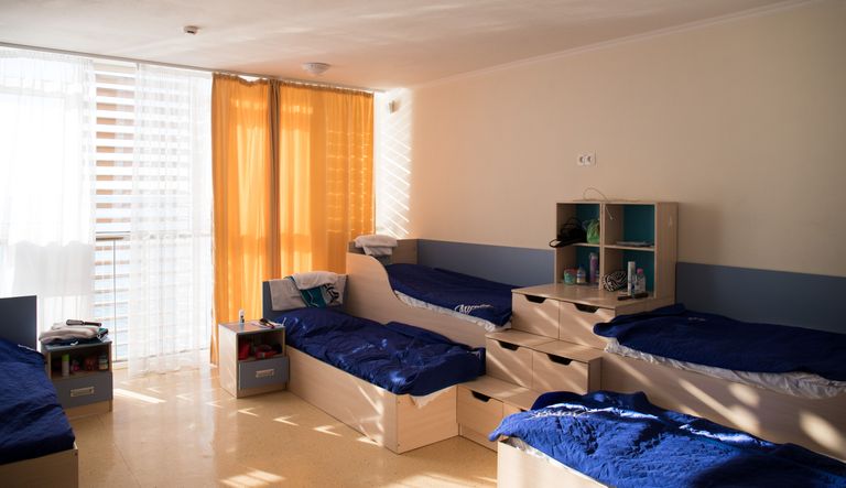 Sellised näevad välja toad, kus 10-15-aastased lapsed Artekis elavad. Toas elab koos kuus last, kellel on kasutada oma WC ja dušš. Lisaks miljonidollari  vaated merele või mägedele.