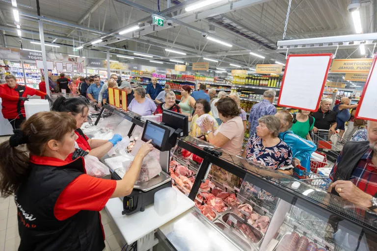 Abja-Paluoja rahvas ootas Grossi pood väga. Eriti tundsid nad rõõmu lahtise kauba letist, kus saab ise kogust valida. Seal tekkis avamise järel ka kõige suurem järjekord.