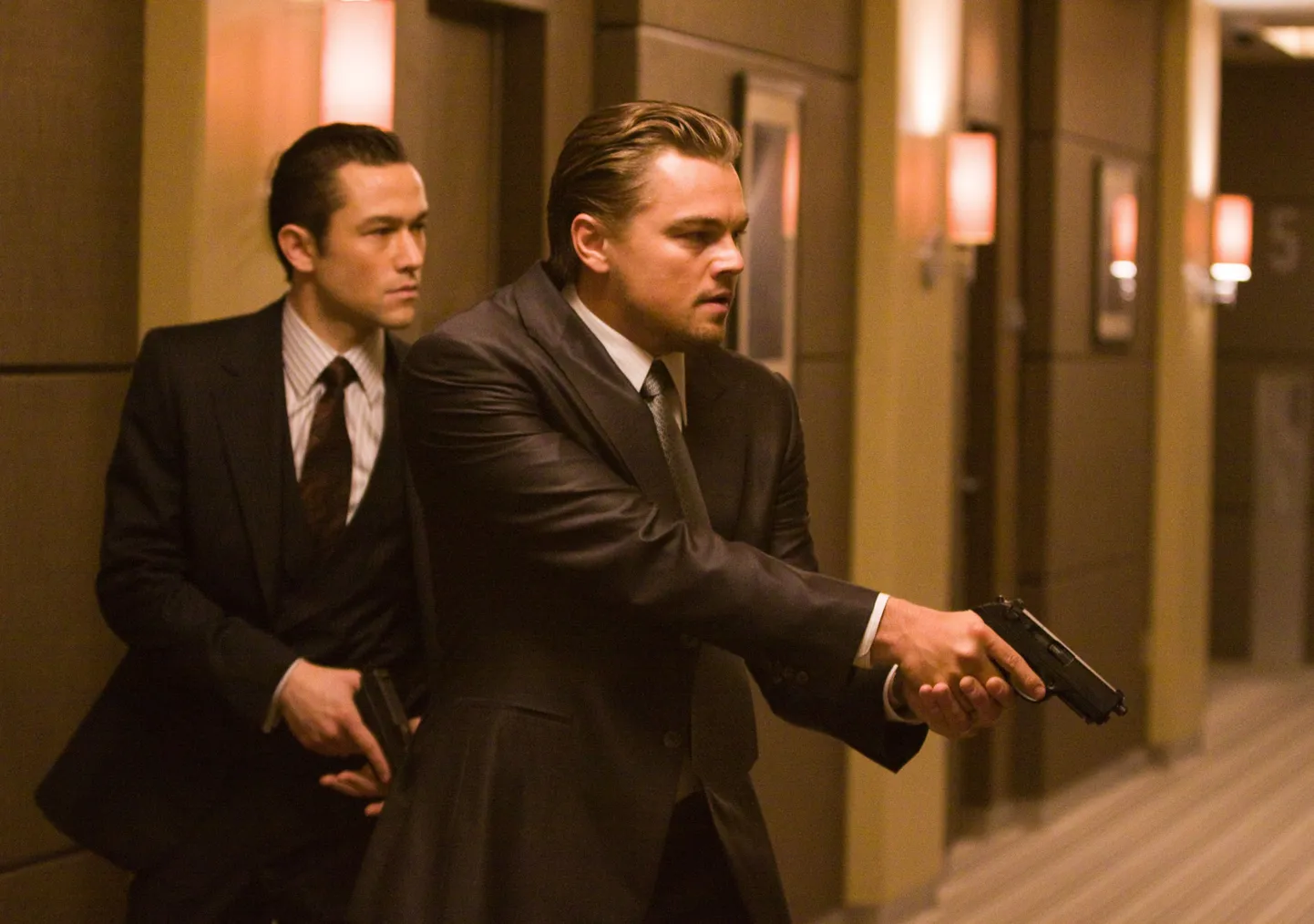 Kaader filmist "Algus", Joseph Gordon-Levitt ja Leonardo DiCaprio