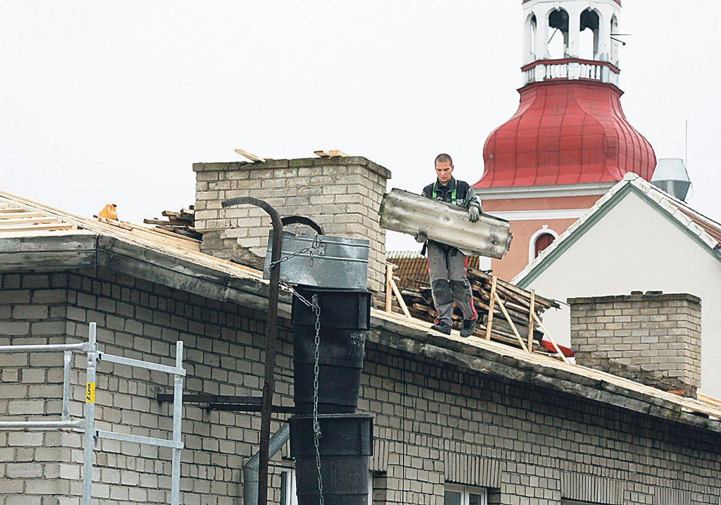 Remonditavate majade juures näeb pahatihti tellingutel ja katusel turvarakmeteta töömehi, paraku on see üks sagedasim tööõnnetuste põhjus. Pilt on illustratiivne.