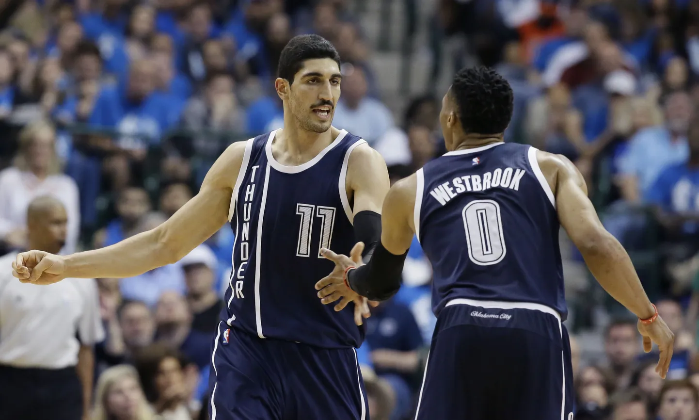 Enes Kanter (vasakul).