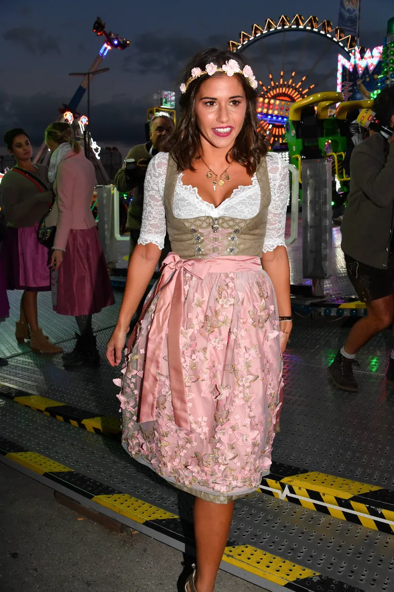 Oktoberfesti naised dirndlites