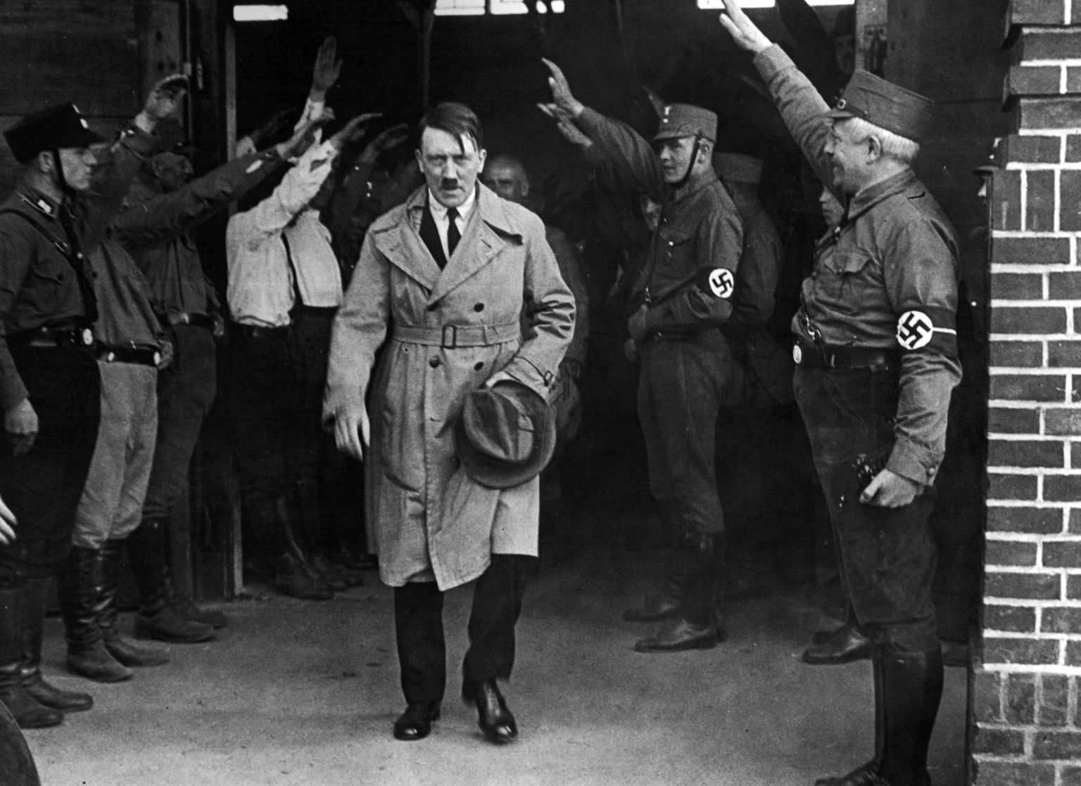 Parteiliikmed annavad Hitlerile Müncheni peakorteri ees au.