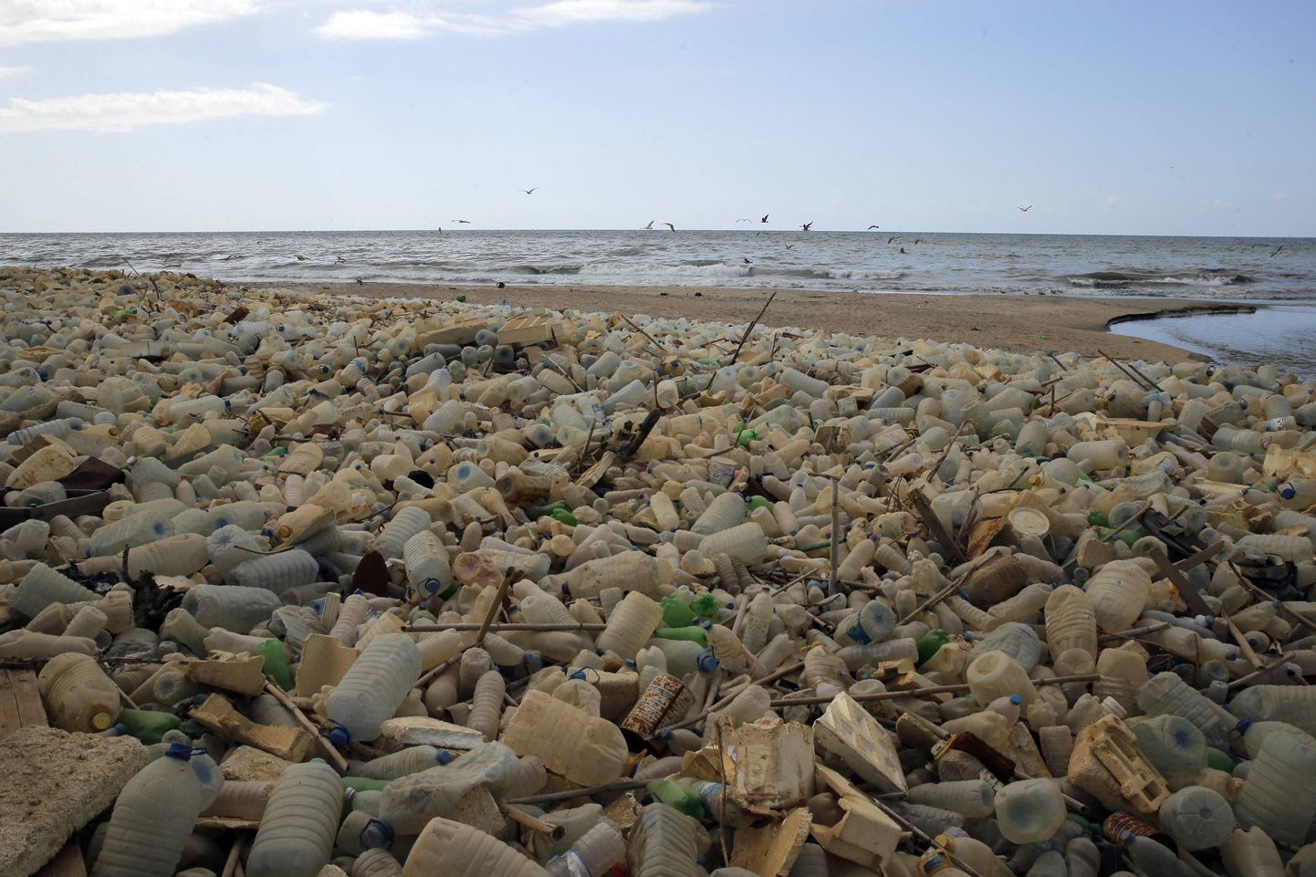 Plastikjäätmed vedelemas Khalde rannal Liibanonis 2016. aasta septembris.