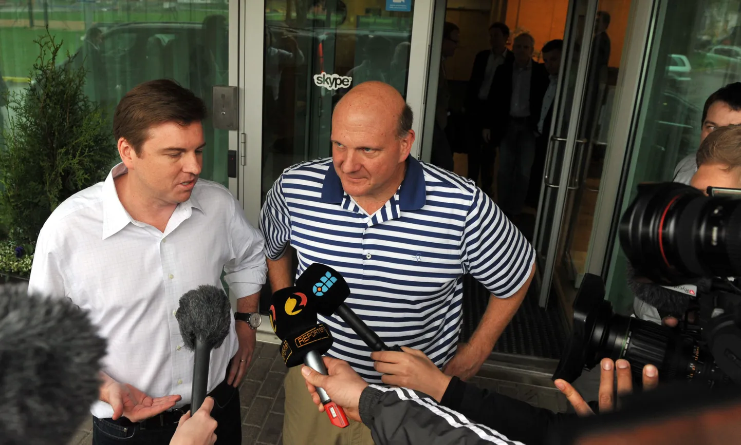 Eestit külastav Microsofti juht Steve Ballmer (paremal)ja Skype'i juht Tony Bates täna Skype'i kontori juures avaldust tegemas.