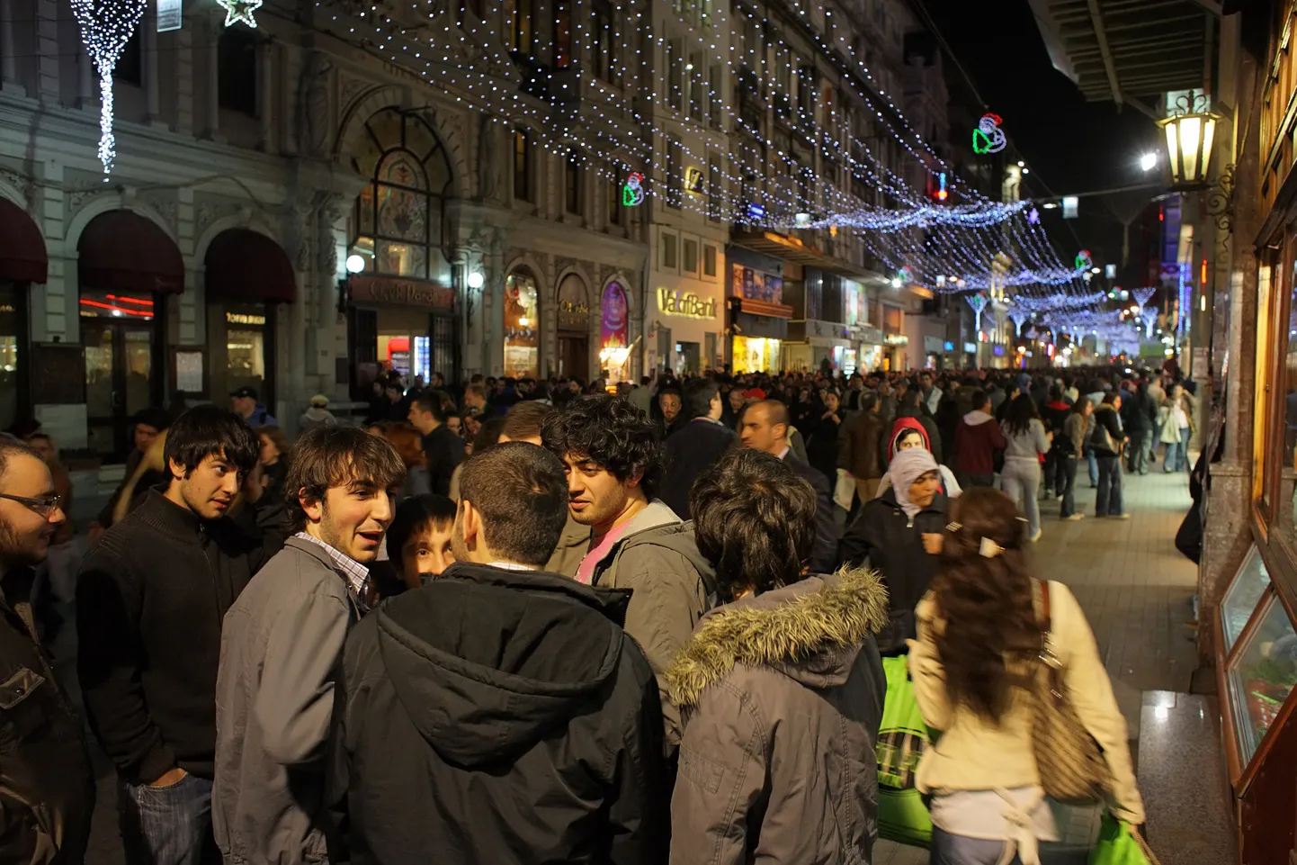 Rahvamurd Istanbuli tuiksoonel Istiklali tänaval.