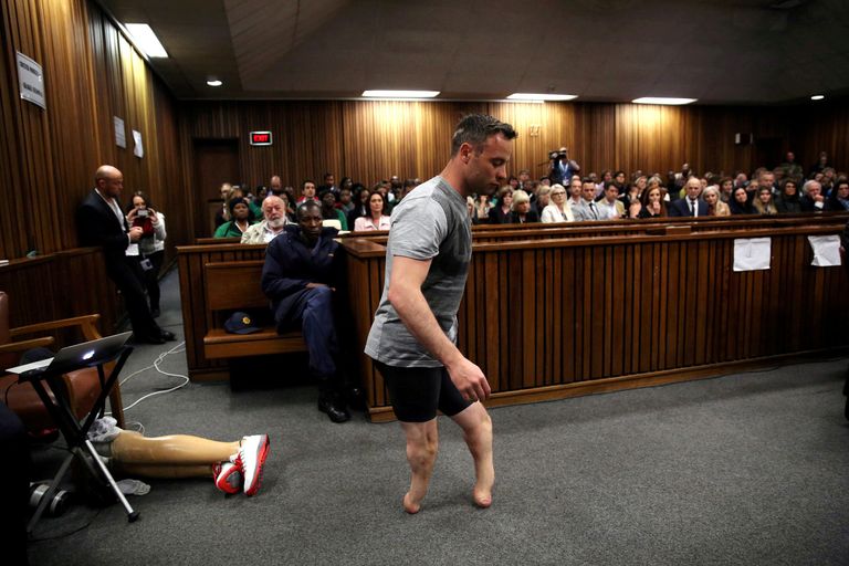 Pistorius demonstreerib kohtule, kuidas ta ilma proteesideta köntide peal liigub.