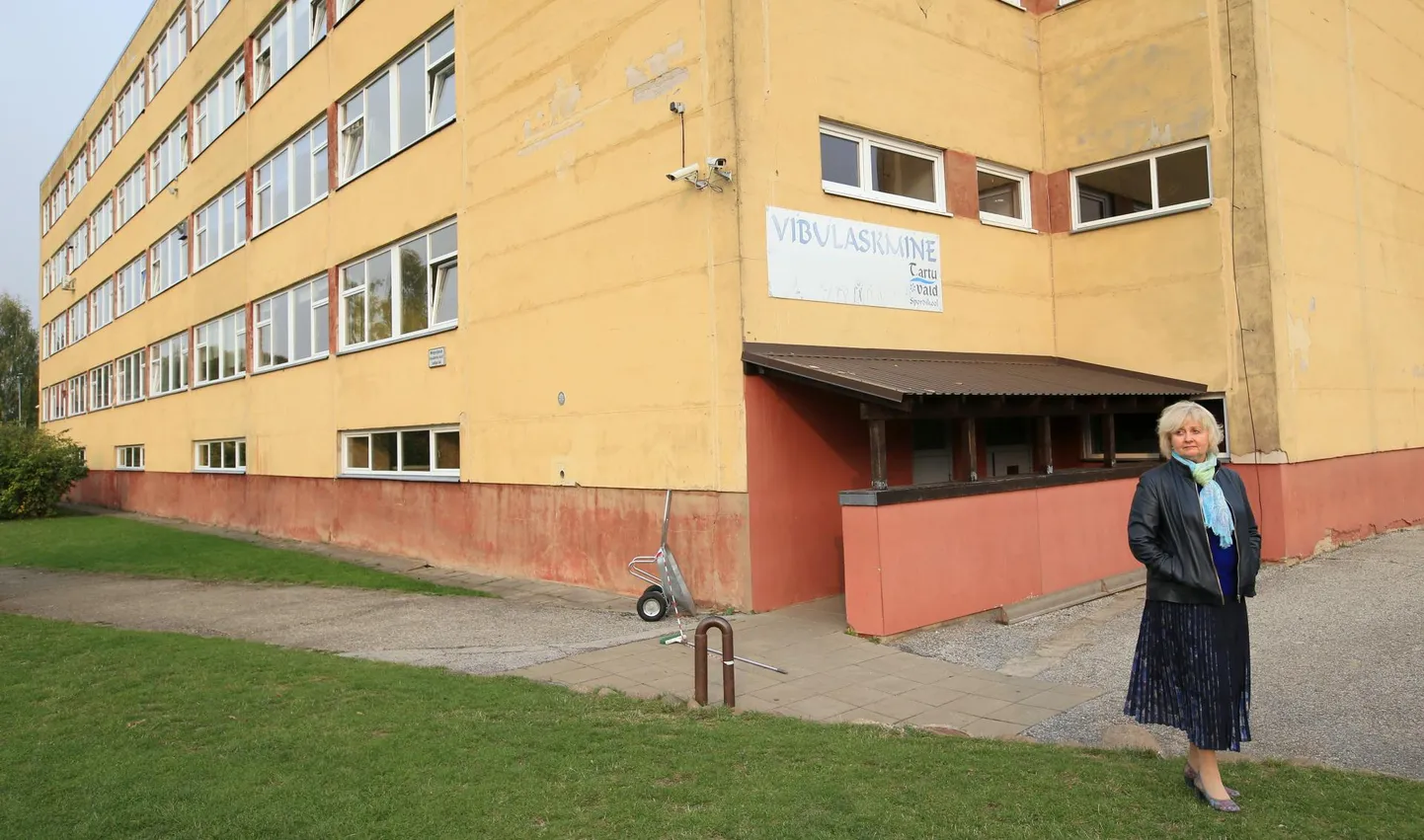Algselt pidi Veeriku koolimaja remont algama järgmisel aastal. Nüüd on see plaan edasi lükatud 2025. aastasse. Kas seegi lubadus vett peab, direktor Ruth Ahven ennustada ei julge.
