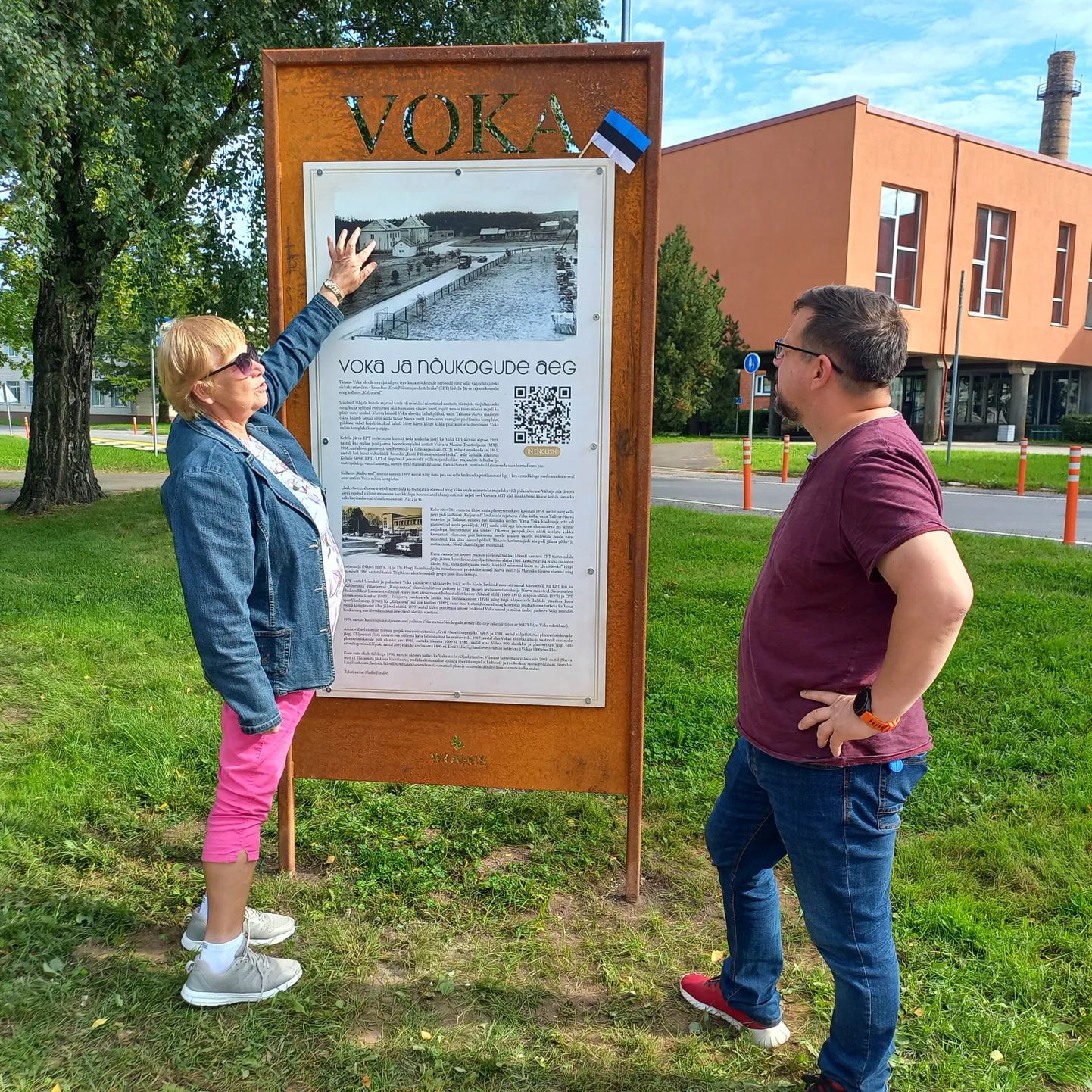 Nelikümmend aastat Vokas elanud Ursi Joost näitab uusvokalasele Marko Sandrele pildilt maja, kus ta ise kunagi elas. "Vanasti oli see ühiselamu ja kui sellest tehti kortermaja, elasime seal alates 1991. aastast kaheksa aastat. Kõrvalmaja oli tol ajal ambulatoorium," rääkis ta. Taamal paistavad nn Soome majad, aga nendest pole enam midagi järel.