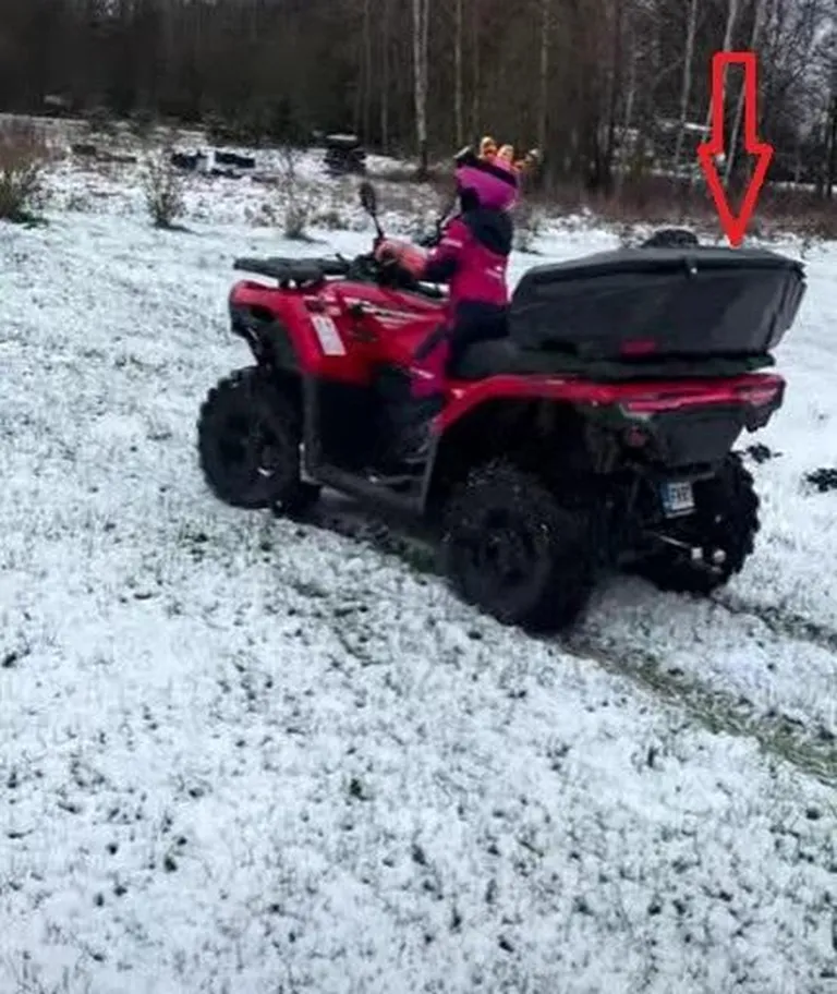 Varga küüsi langenud ATV pakiraamil on must kast.