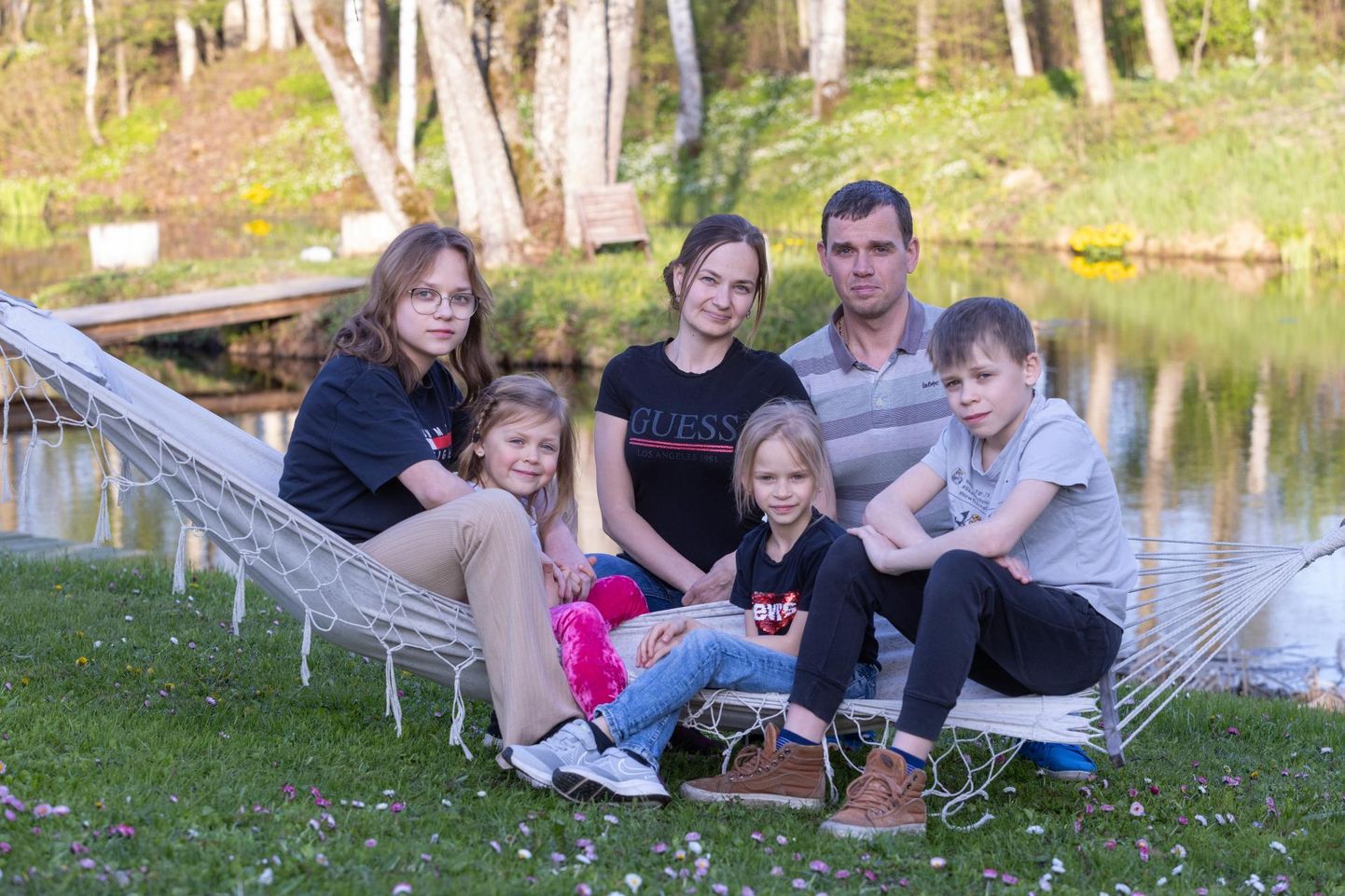 Eleri ja Rustam Romantšuk laste (vasakult) Lisandra (14), Eleanora (5), Renate (7) ja Raianiga (12) oma kodus Pinska külas Viljandi külje all.