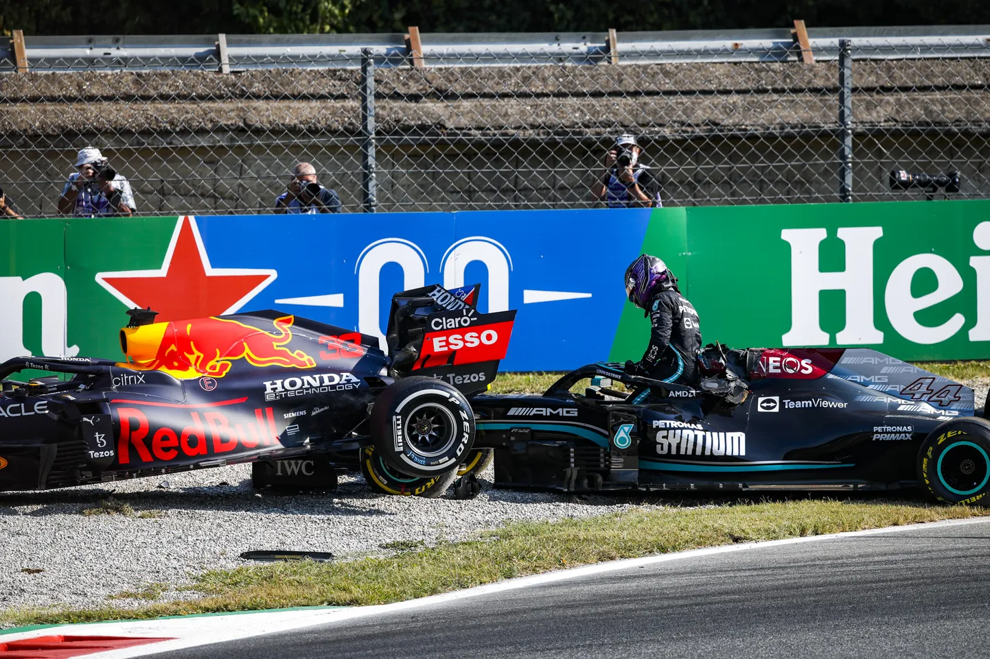 Lewis Hamilton (pildil) ja Max Verstappen ei mahtunud täna rajale taas ära.