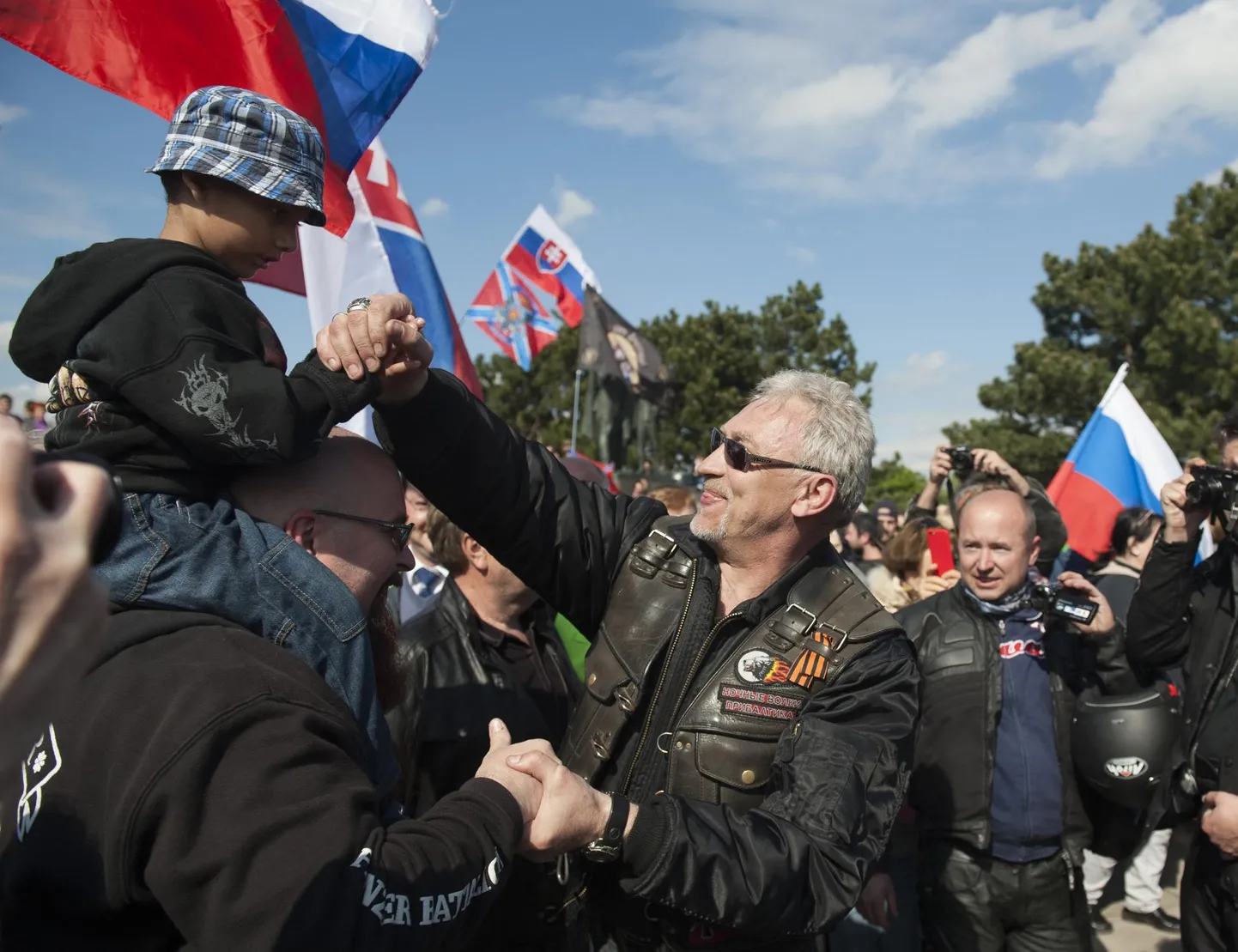 Ööhuntide liikmed 2015. aastal Slovakkia pealinnas Bratislavas Nõukogude Liidu sõdurite memoriaali juures.