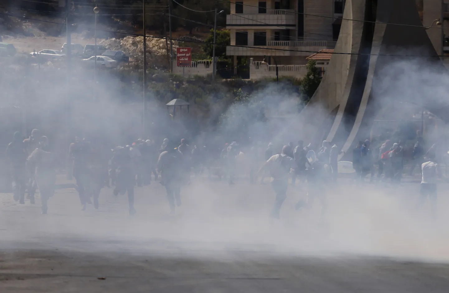 Palestiina demonstrandid põgenemas Iisraeli sõjaväe pisargaasi rünnaku eest.