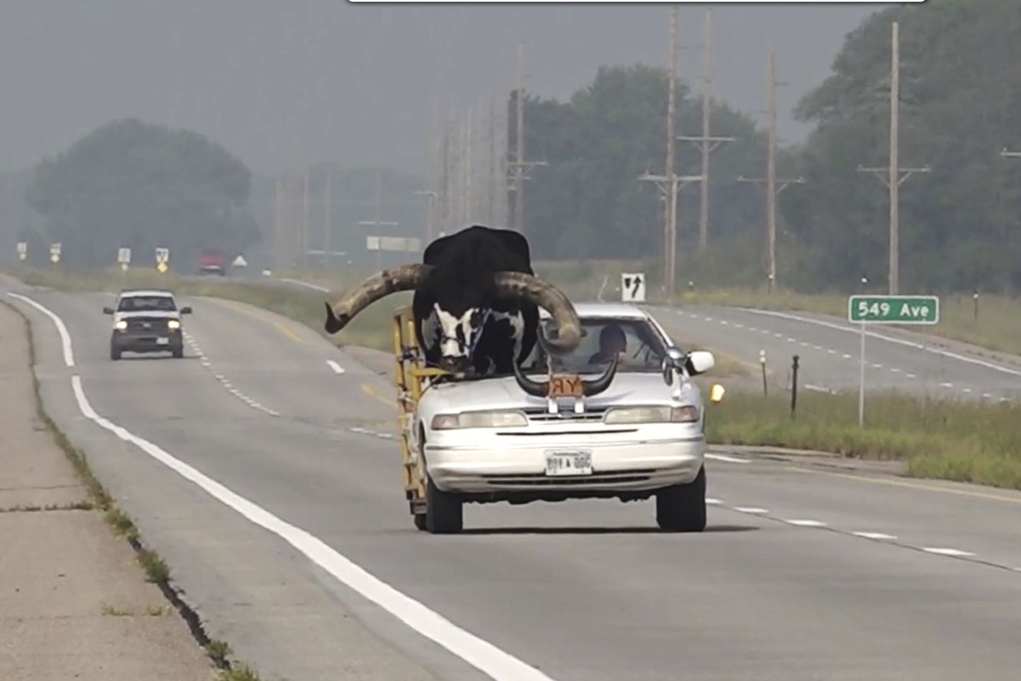 Kolmapäeval lähenes USAs Norfolki linnale auto, kus kaassõitja istmelt vaatas välja pull Howdy Doody