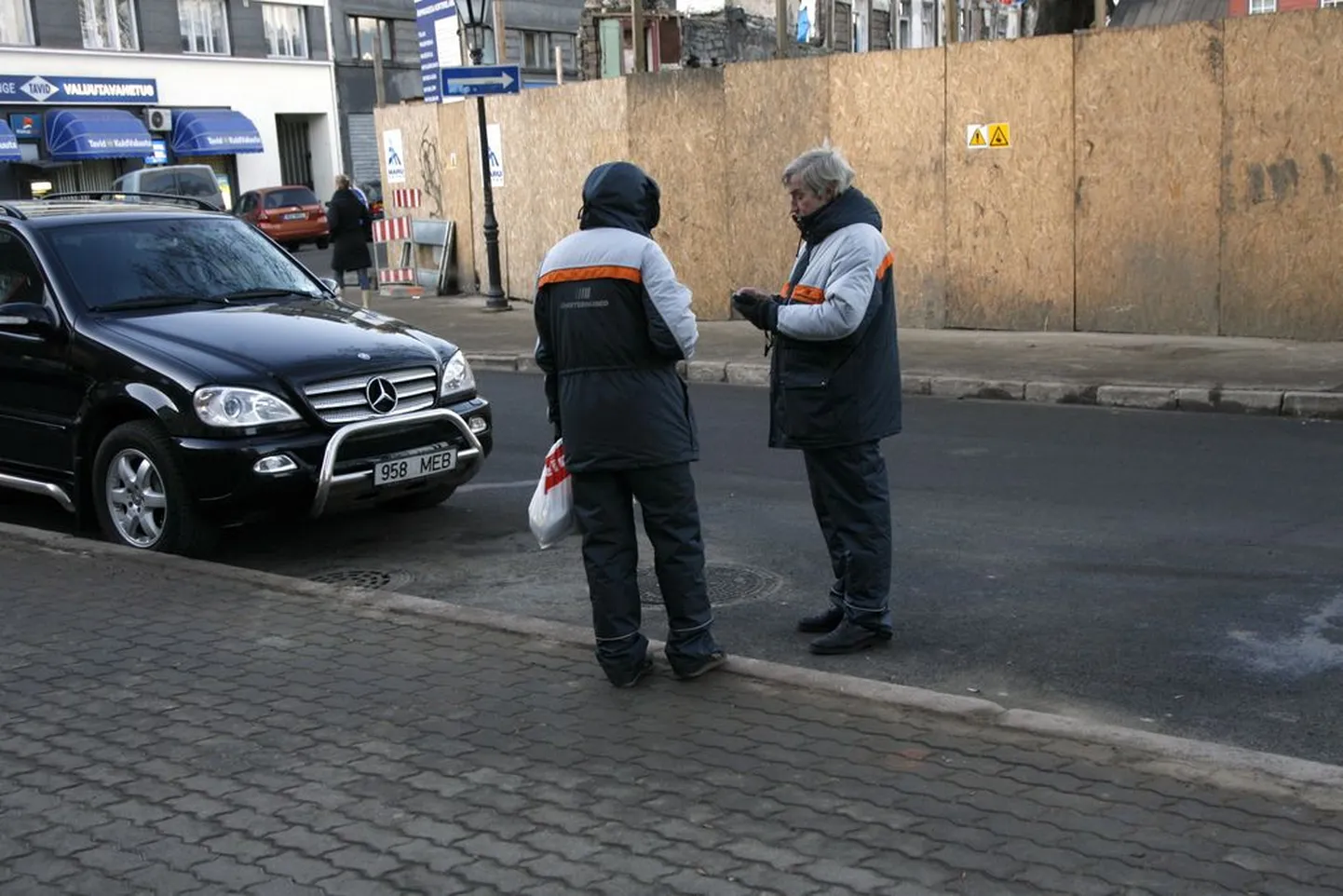 Ühisteenuste parkimiskontrolörid tööhoos..