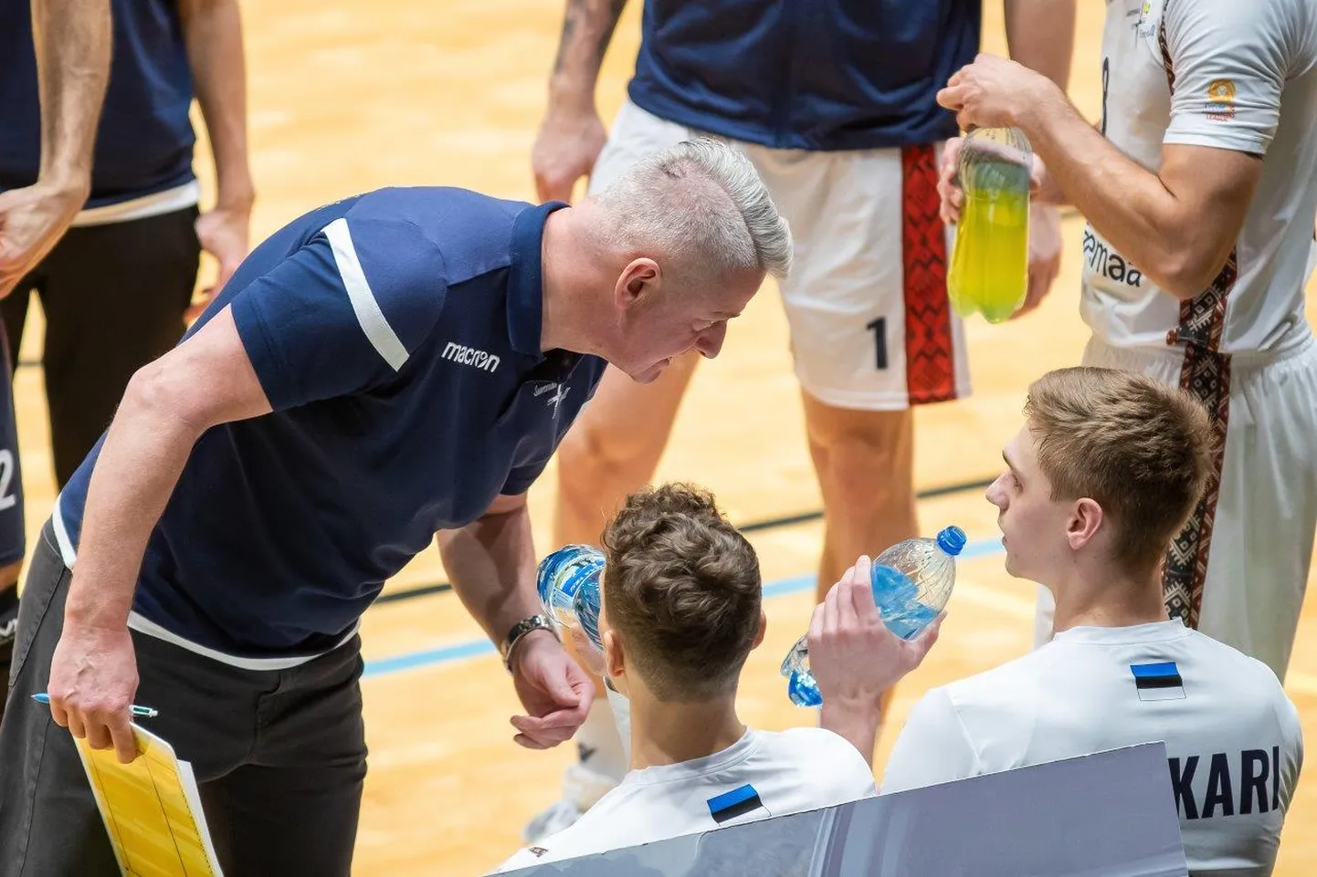 PEATREENERI URMAS TALI sõnul on tiimilt vaja väga häid serve, sest kui Saba Hapoeli mängijad palli kätte saavad, siis on vastasmeeskond igalt poolt ohtlik. Fotol Urmas Tali rääkimas Rauno Tamme ja Markus Uuskariga.