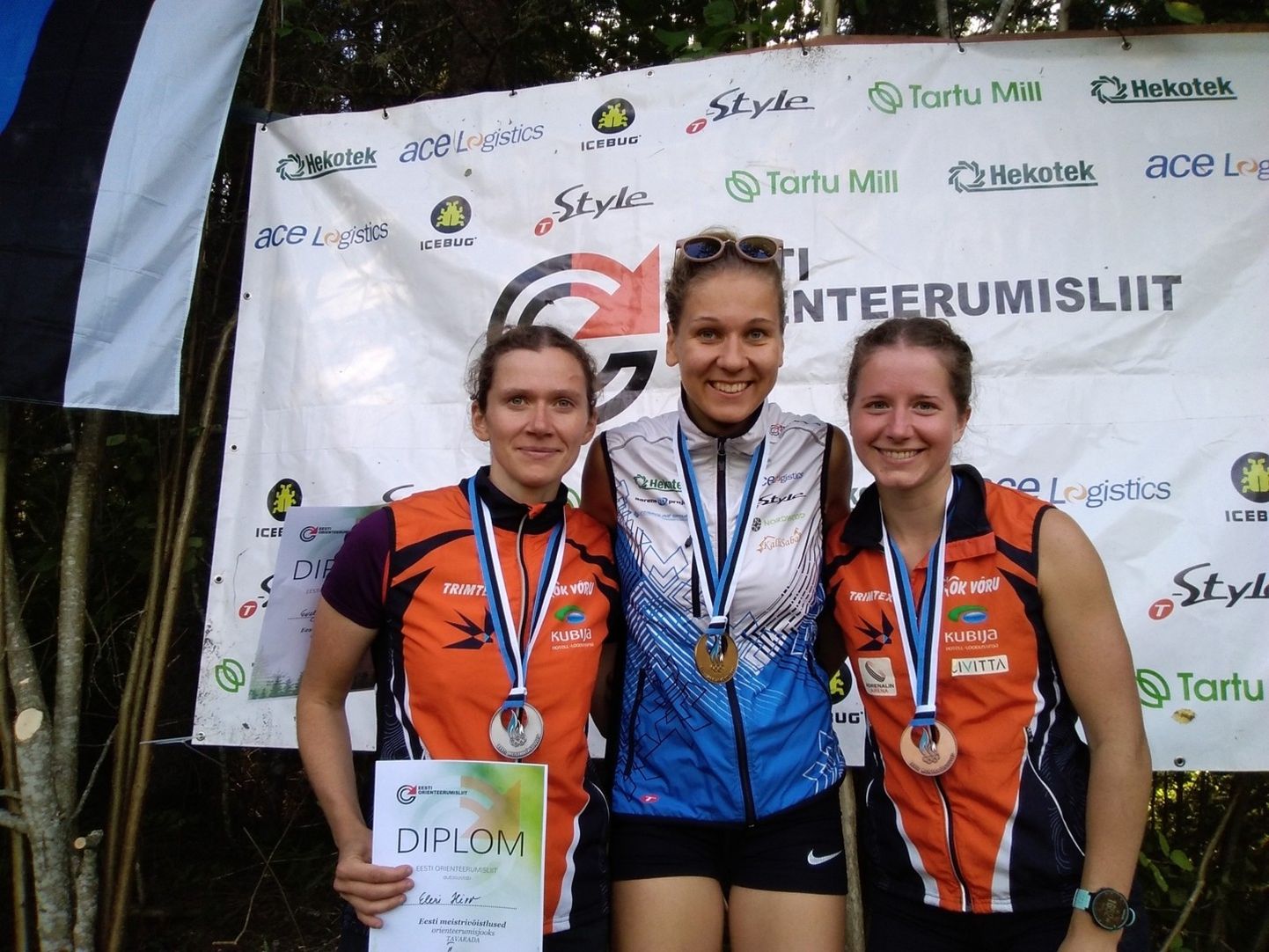 Orienteerumise medalivõitjad naiste tavarajal. Võitja Evely Kaasiku (keskel) koos  konkurentide Eleri Hirve ja Marianne Hirvega.