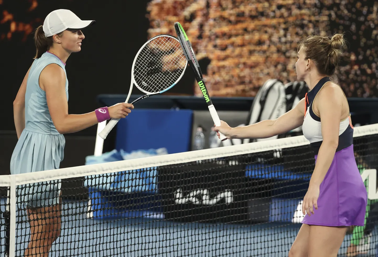 Iga Świątek (vasakul) ja Simona Halep (paremal).