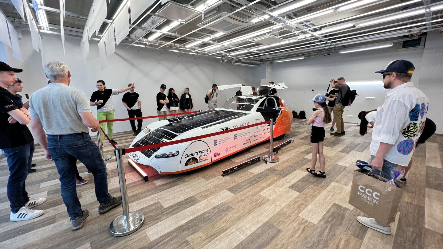 Посетители центра Т1 смогли ознакомиться с новой моделью созданного в Эстонии автомобиля на солнечных батареях Solaride.