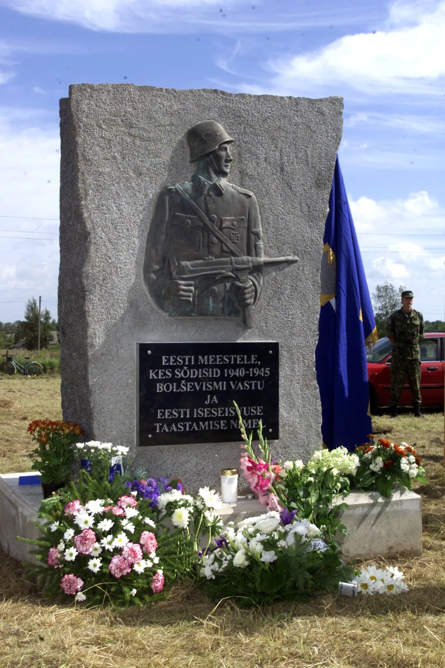 Скандальный  пмятник был открыт в Лихула в 2004 году.