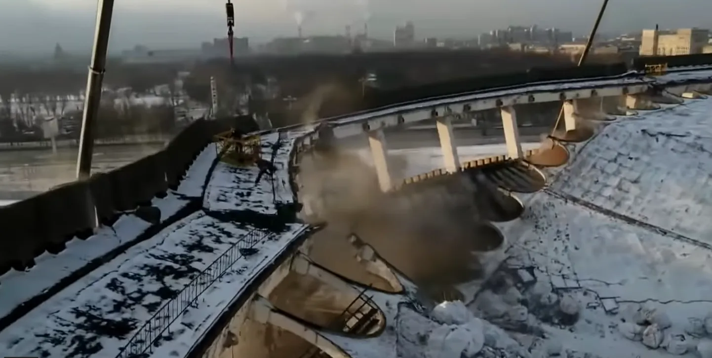 Скриншот с видео "Фонтанка.ру", снятого в ходе демонтажа спорткомплекса