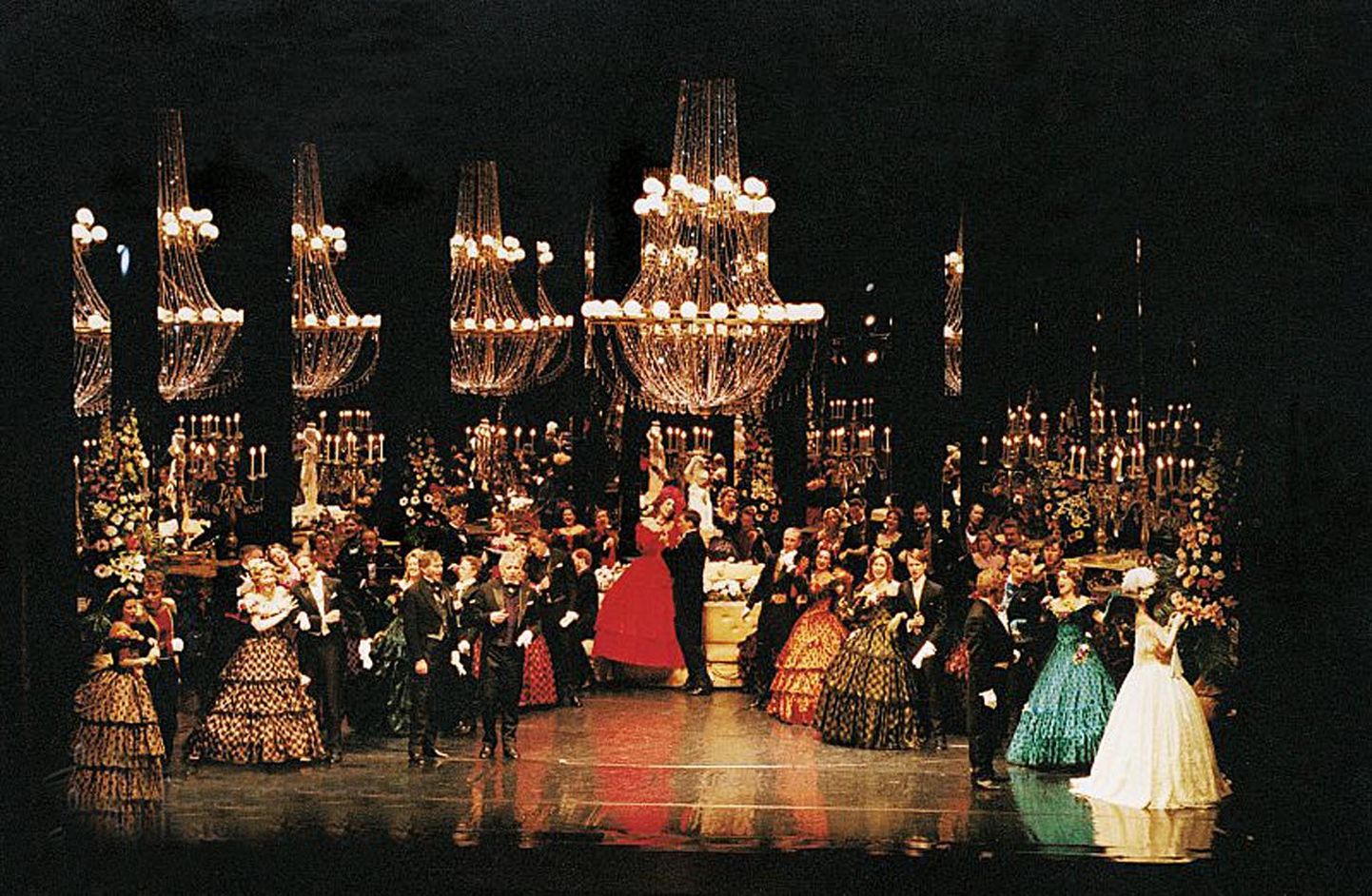 Selleks et «La Traviata» itaaliakeelne sõnum oleks arusaadav, toob Rahvus­ooper Estonia Paidesse ka tõlkemasina, nii et muusikasse tõlgitud tekst on näha subtiitritena.