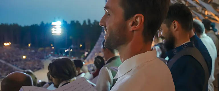 Konors dzied Dziesmu un deju svētku koncerta kopkorī. 2023. gada vasara. 