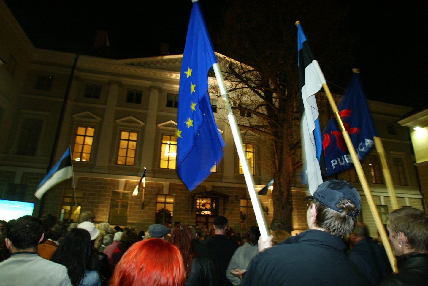 2004. aasta 30. aprilli õhtul tantsiti, lauldi ja peeti kõnesid Stenbocki maja õuel, tähistades nii Eesti saamist euroliidu liikmeks.