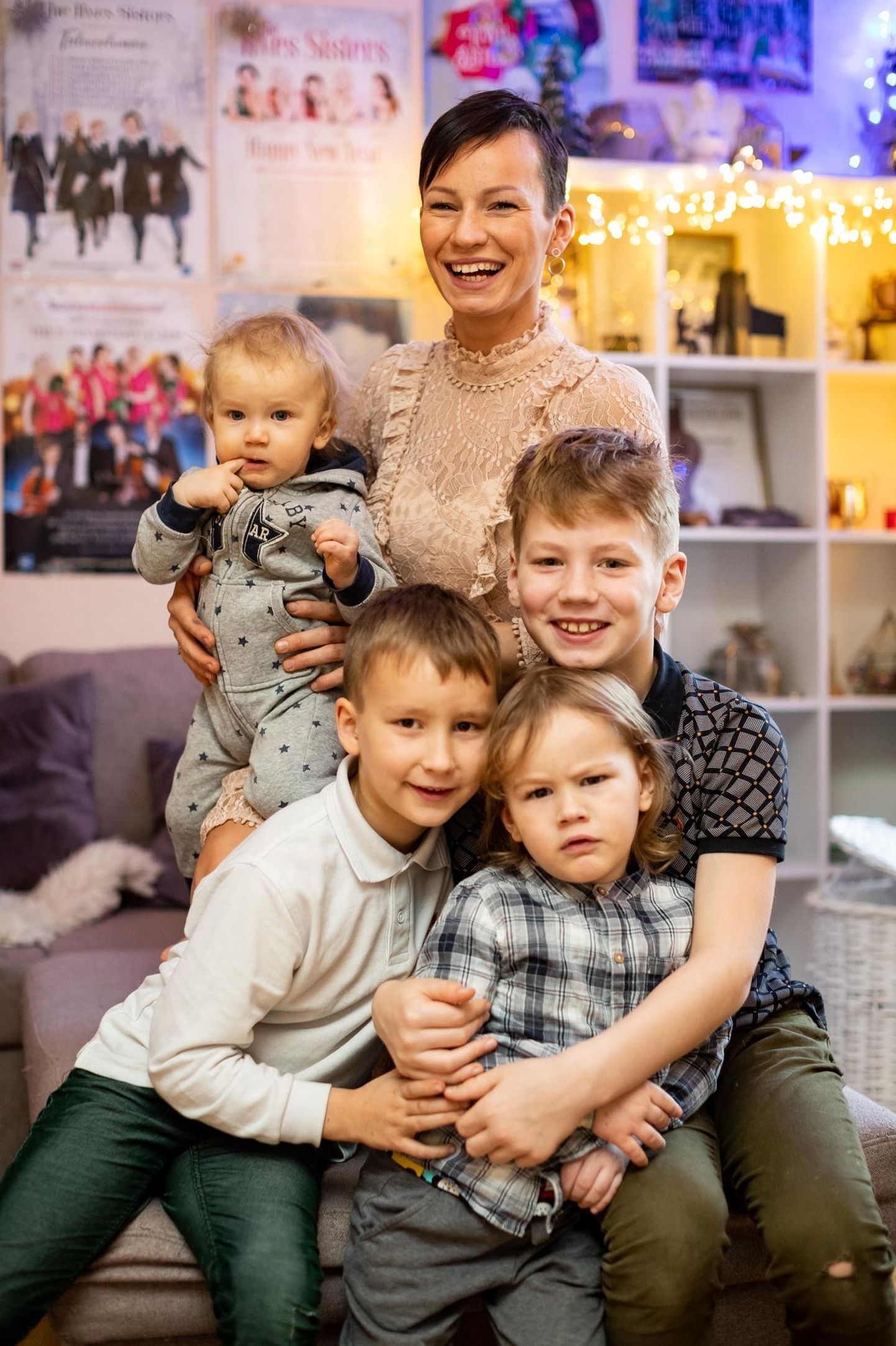 Silvia Ilves oma nelja lapsega.
