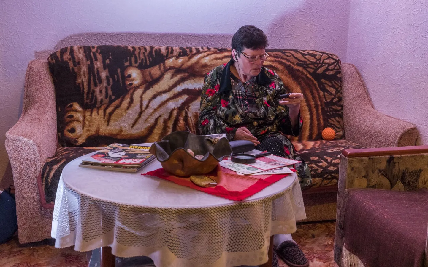 Hetk Birgit Landbergi lavastusest «Inimesed ja numbrid», publik viiakse etenduspaikadesse – erinevatesse korteritesse - Vaba Lava teatrikeskusest bussides. Fotol Katrin Sepp.
