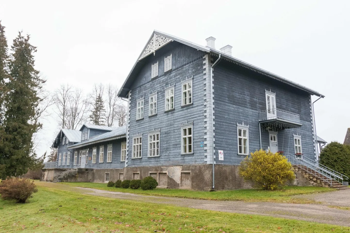 Pärsti mõisas tegutseb Viljandi valla Päikesekiire lasteaia õppekoht. Selle töötajad on oma puhkuse ajast korraldanud külastuspäeva, et huvilised saaksid mõisamajaga tutvuda.