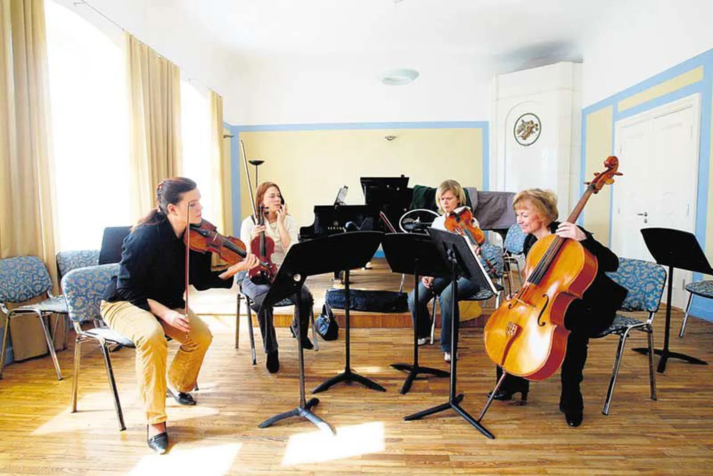 Bachi ja Händeli kohtumisel osaleb Tartu Keelpillikvartett, kus mängivad Kristel Eeroja-Põldoja (viiul, vasakult), Kadri Sepalaan (viiul), Kadri Rehema (vioola) ja Reet Mets (tello).