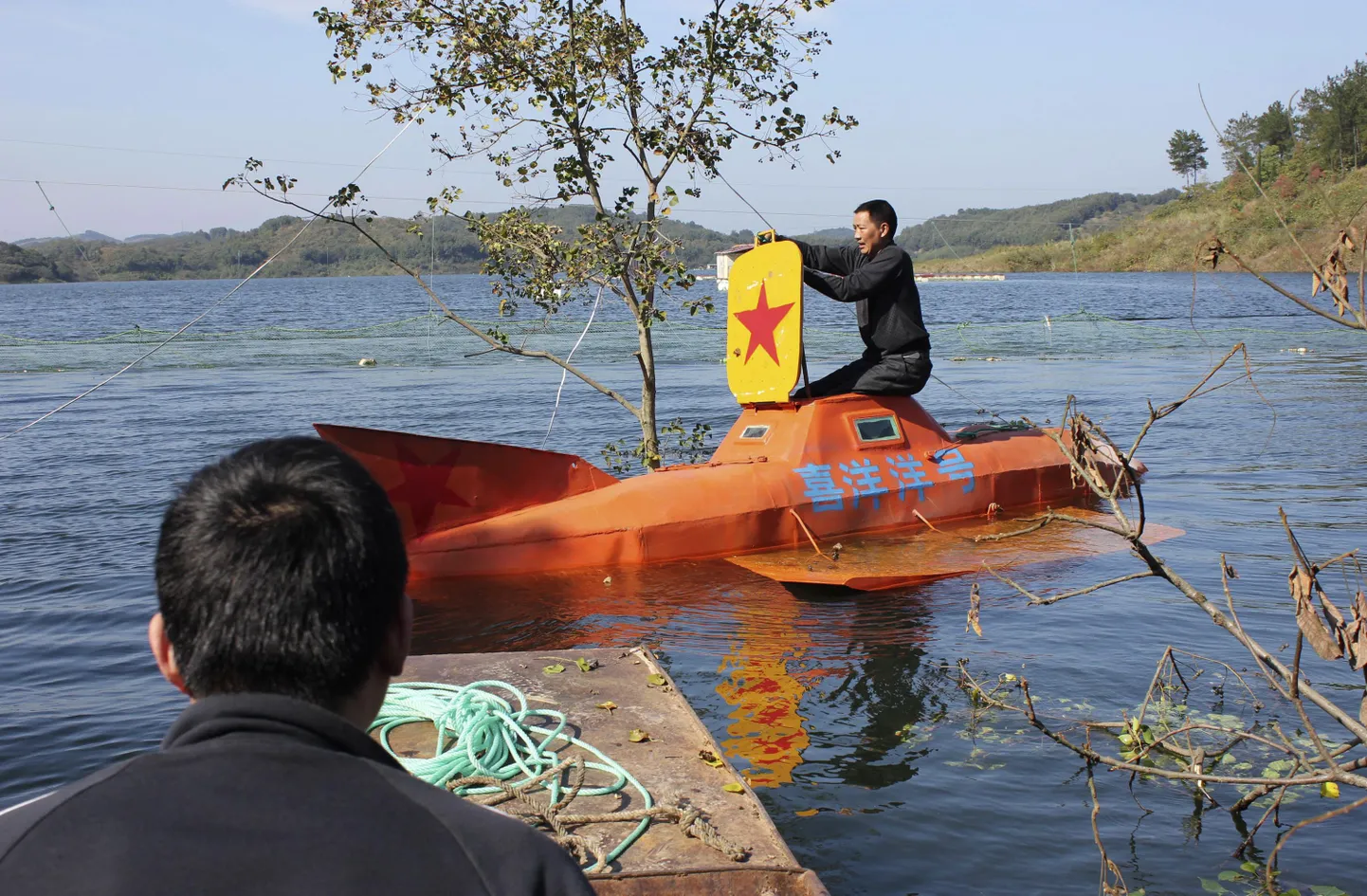 Hiinlase Tan Yongi isetehtud allveelaev HUbei provintsis.