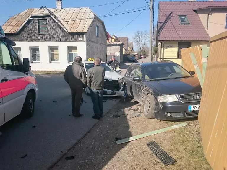 Pärnus Suur-Veski ja Rähni tänava võrdsete teede ristmikul põrkasid kokku Audi ja takso kirjadega Škoda.
