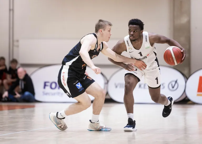 Isaiah Hart (palliga) tegi vinge partii.