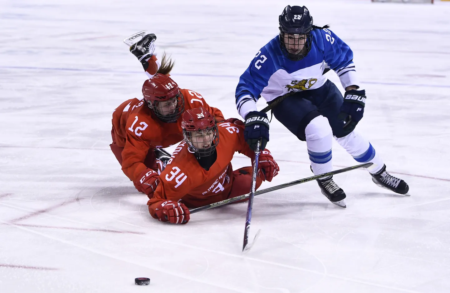Soome hokimängija Emma Nuutinen  (paremal) oli heas hoos Pyeongchangis toimunud OMil 2018. aastal. Fotol purjetab ta mööda kahest venelasest.