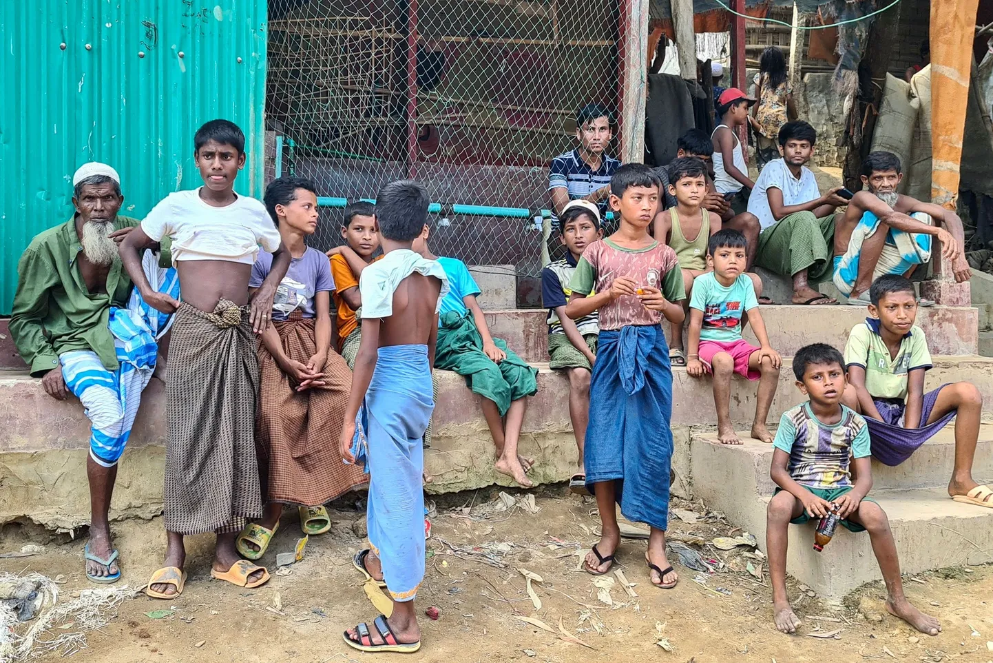 Mai lõpus tehtud foto näitab elu rohingjate põgenikelaagris Ukhias, mis asub Bangladeshi kaguosas Cox's Bazari piirkonnas. Mässulised rohingja rühmitused Bangladeshis on samuti värvanud jõuga sadu noori rohingja mehi ja poisse, et saata neid võitlema naaberriigis Myanmaris tegutseva mässulise Arakani Armee vastu, mis on sealse huntaga pidanud edukaid lahinguid.