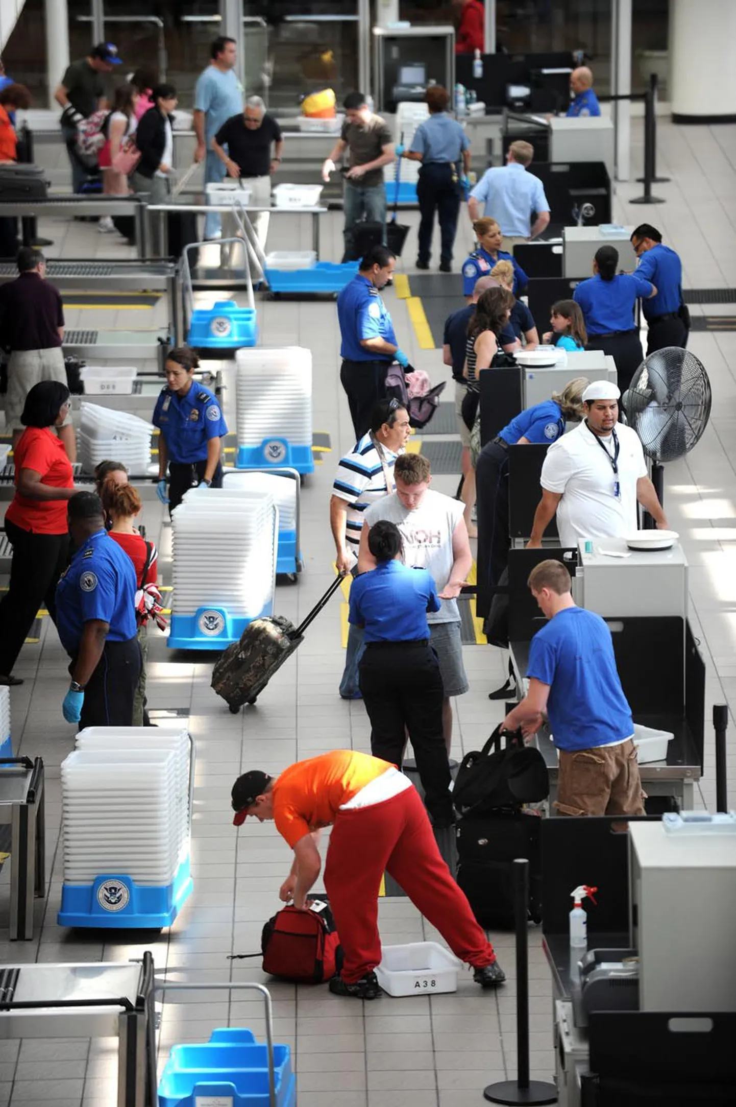USA lennu- ja raudteejaamades on pärast uudist Osama bin Ladeni tapmisest tugevdatud turvakontrolli. Fotol läbivad reisijad turvakontrolli Orlando rahvusvahelises lennuujaamas Floridas.