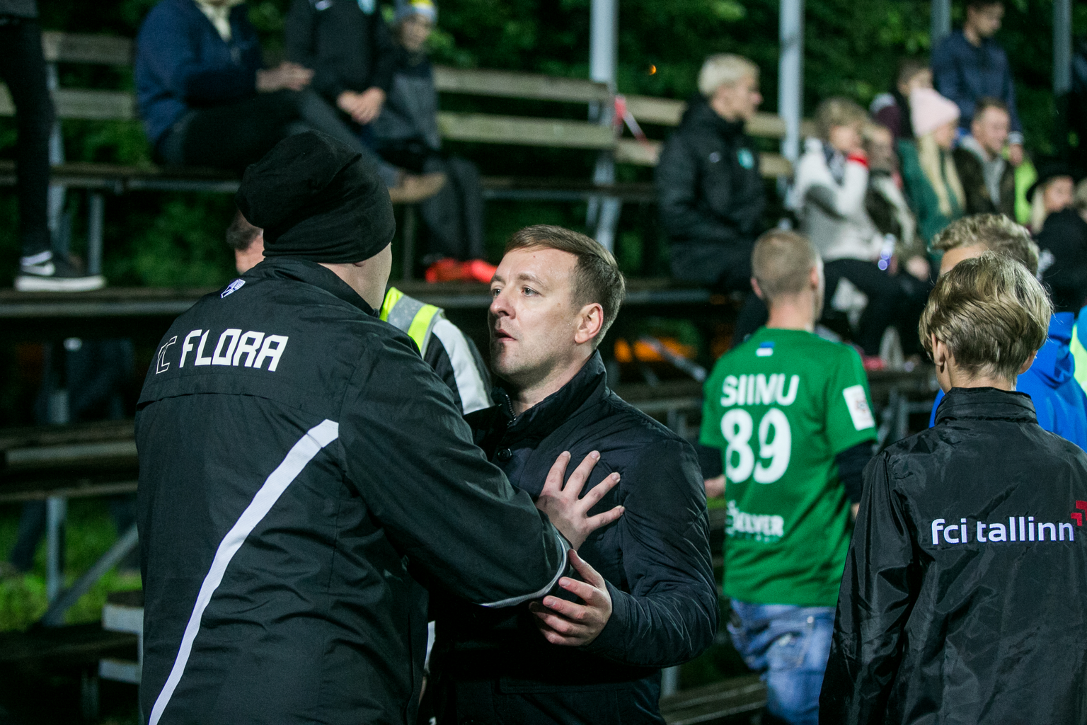 Эпизод субботней драки на стадионе в Ласнамяэ. Смотрящий на одетого в куртку FC Flora мужчину - исполнительный директор "Инфонета" Александр Алтосар.