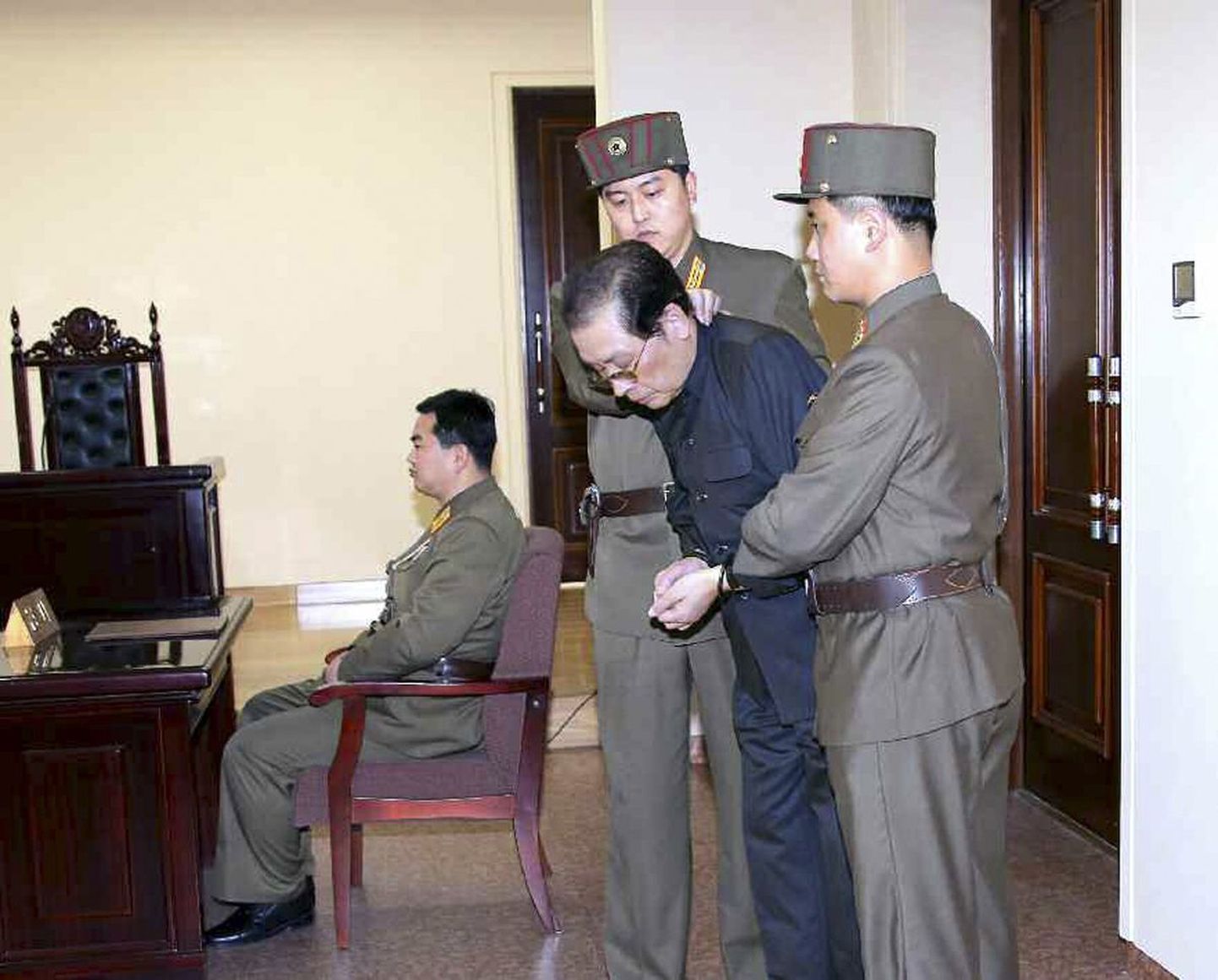 Чан Сон Тхэк в суде.