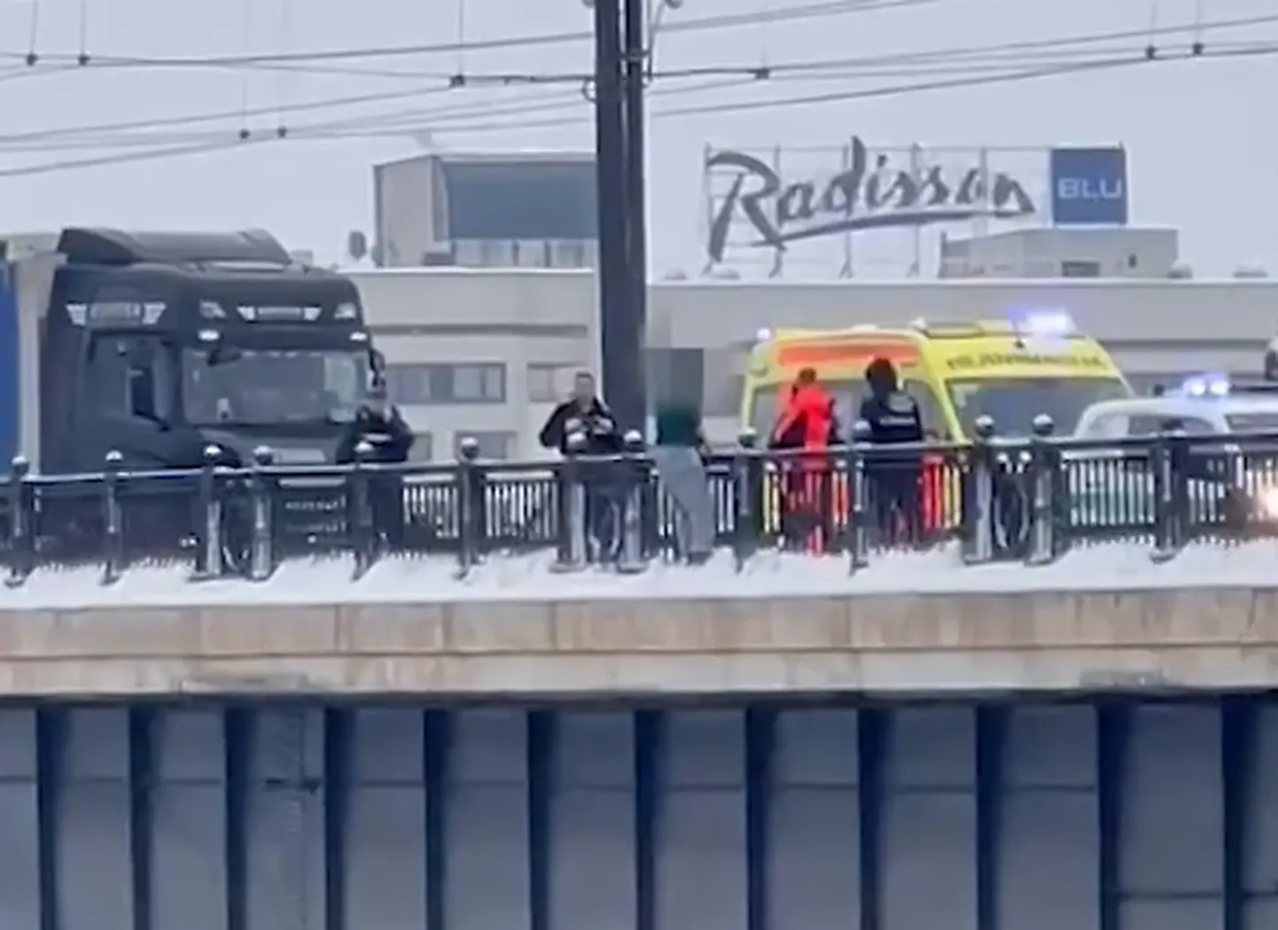 Женщина прыгает с Каменного моста