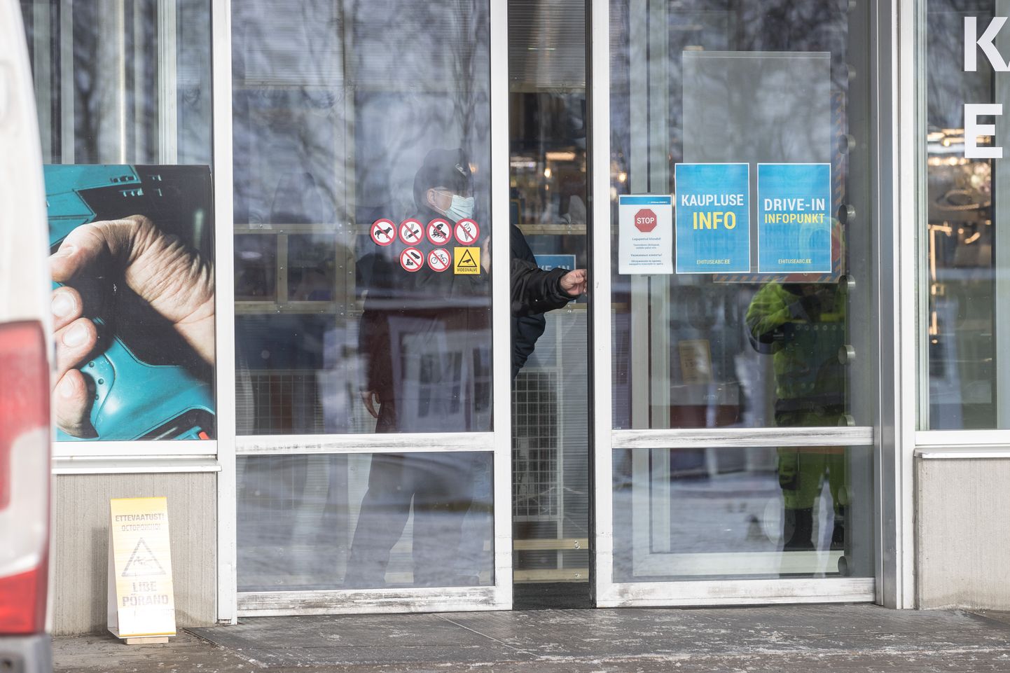 Tallinn. Kehtestatud koroonaviiruse leviku tõkestamiseks uued piirangud. Poed ja kaubanduskeskused on suletud, avatud on hädavajalikud poed ja teenused. Foto: Konstantin Sednev / Postimees Grupp