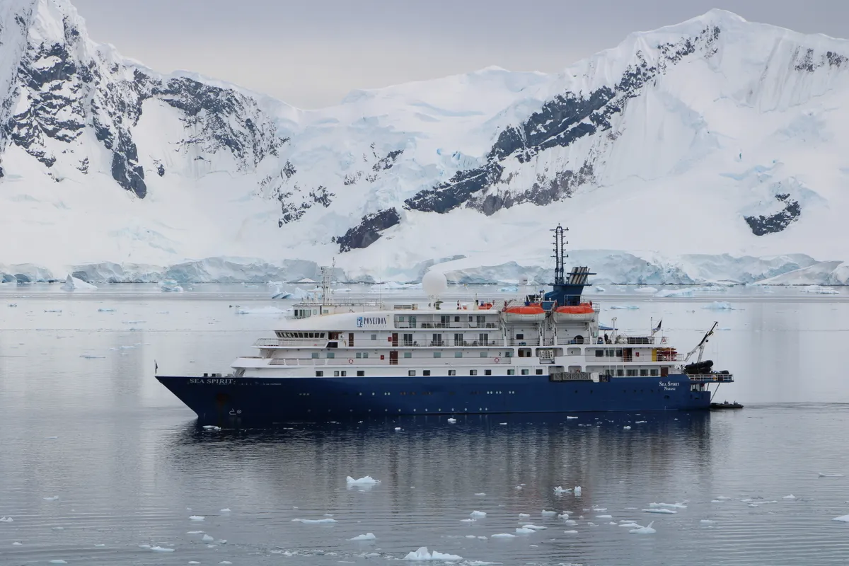 Туристическое полярное судно Sea Spirit в проливе Герлаха, январь 2019.