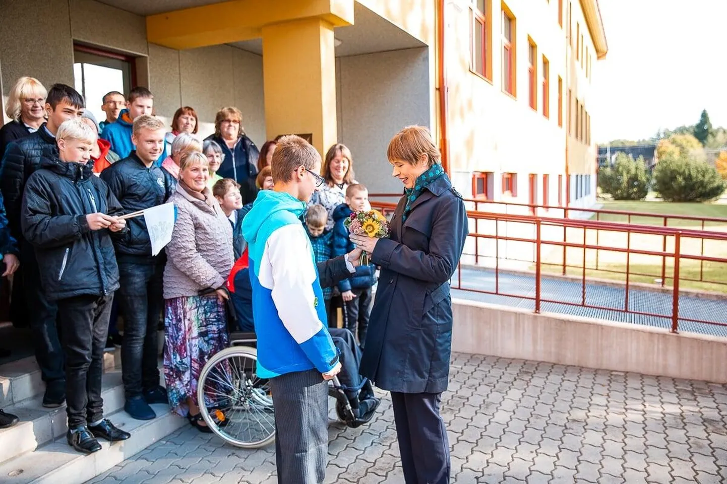 Urvaste kooli õpilane Raiko vabariigi presidenti tervitamas.