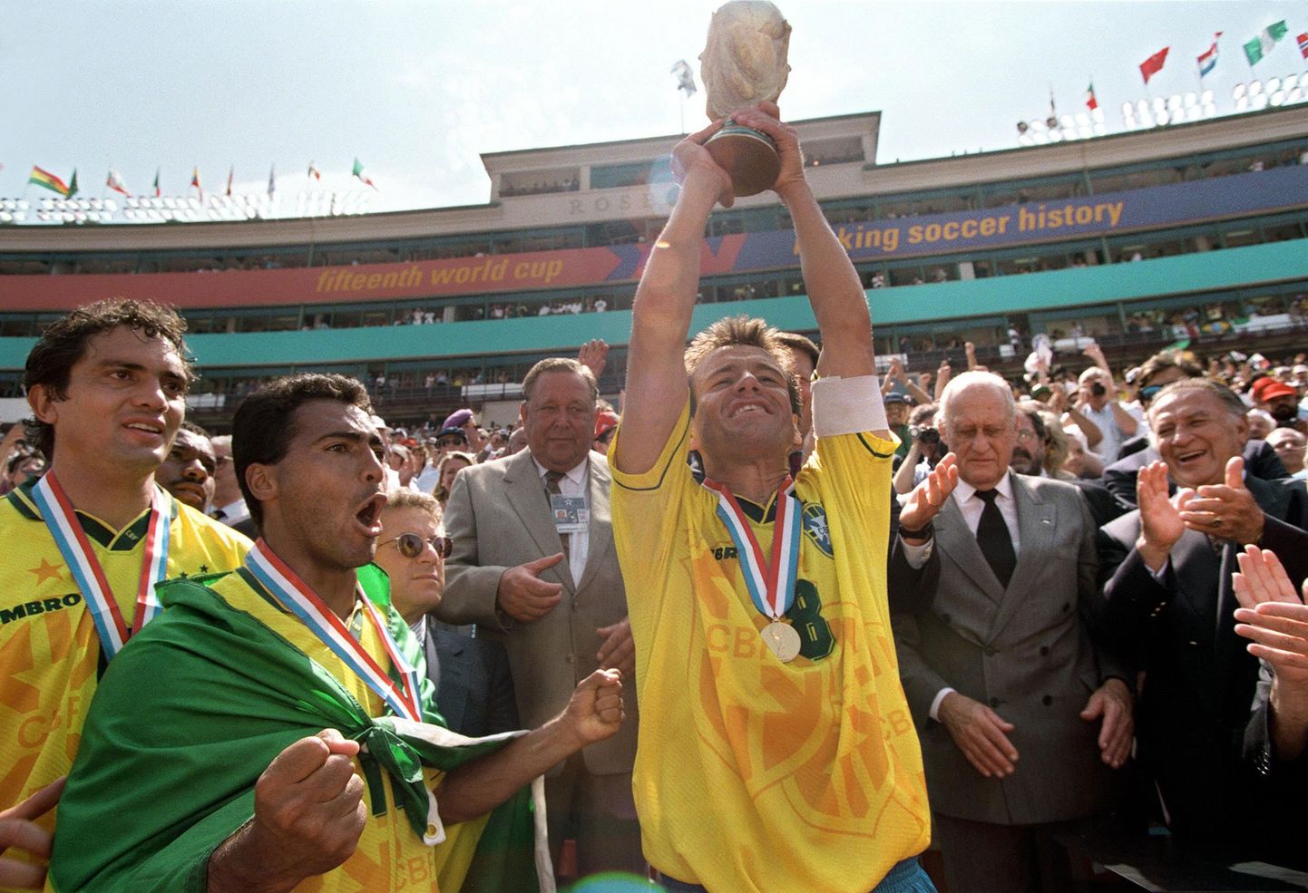 Dunga tõstis Brasiilia koondise kaptenina võidukarika pea kohale 1994. aastal USAs.