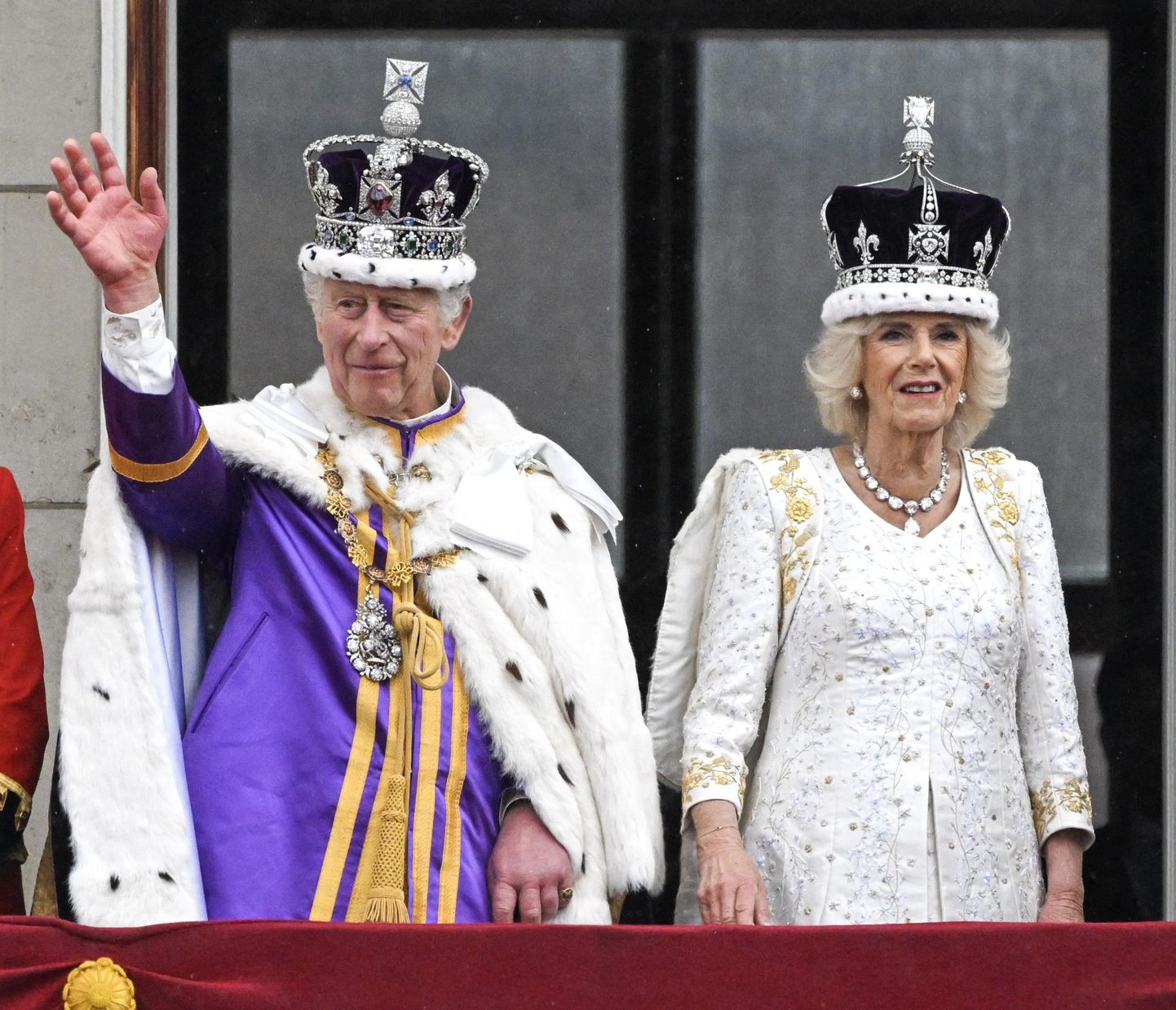 Kuningas Charles III ja kuninganna Camilla kroonimispäeval Buckinghami lossi rõdul.